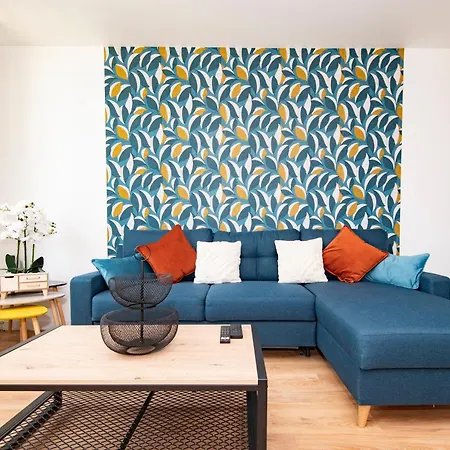 Entier Face Au Chateau