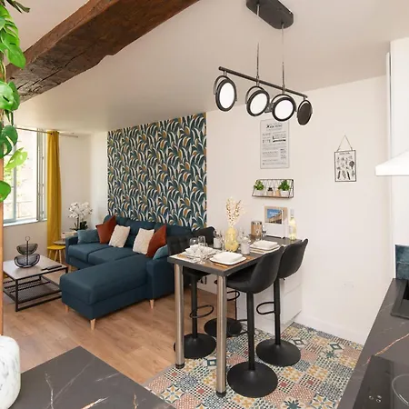 Entier Face Au Chateau *