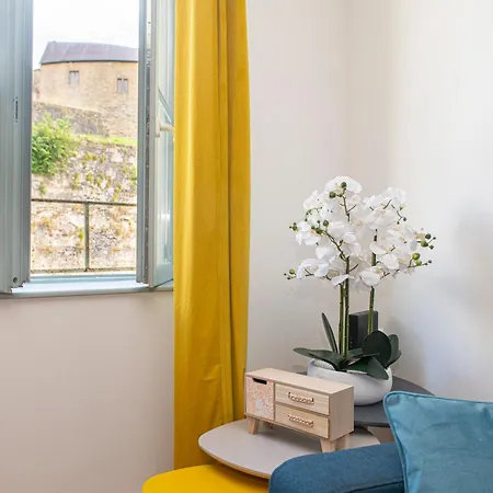 Entier Face Au Chateau *