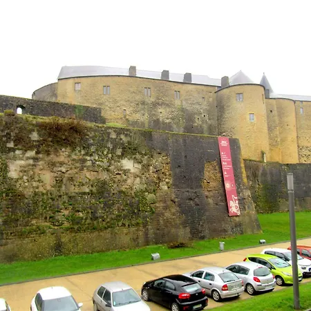 Vue Magnifique Sur Le Chateau Fort, Dans Le Centre Historique Daire